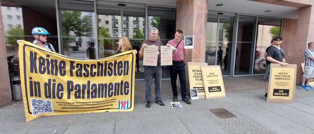 Vor der Stadtverordnetenversammlung haben Mitglieder der Bürgerinitiative protestiert, aber auch Vertreter von Linken und Die Andere.