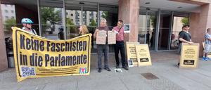 Vor der Stadtverordnetenversammlung haben Mitglieder der Bürgerinitiative protestiert, aber auch Vertreter von Linken und Die Andere.