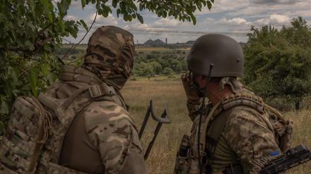 Ukrainische Soldaten blicken im Juni 2024 auf die Stadt Torezk.