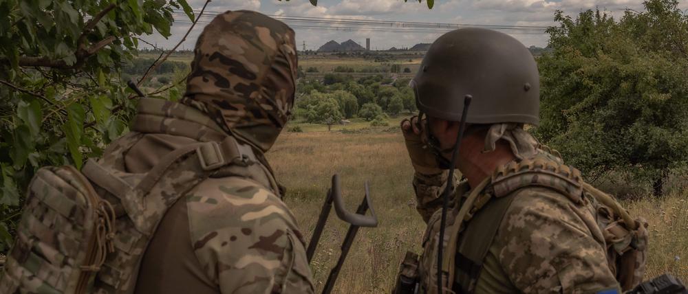 Ukrainische Soldaten blicken im Juni 2024 auf die Stadt Torezk.