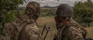 Ukrainische Soldaten schauen in Richtung Torezk im Donbass.