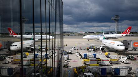 Am Willy-Brandt-Flughafen wird ein Flugzeug abgefertigt.