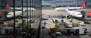 Ein Flugzeug wird abgefertigt am Flughafen Berlin-Brandenburg (BER).