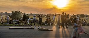 Menschen beim Skaten auf dem Tempelhofer Feld. Der BUND hat den Landesrechnungshof aufgefordert, den angekündigten Wettbewerb zur Randbebauung zu verhindern. 