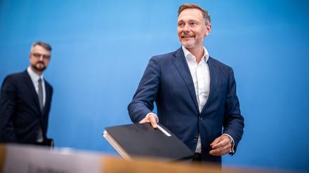 Christian Lindner (FDP, r), Bundesminister der Finanzen, kommt neben Wolf Heinrich Reuter, Staatssekretär im Finanzministerium für den Haushalt, zu der Pressekonferenz zum Entwurf für den Haushalt 2025 und den Nachtragshaushalt 2024.