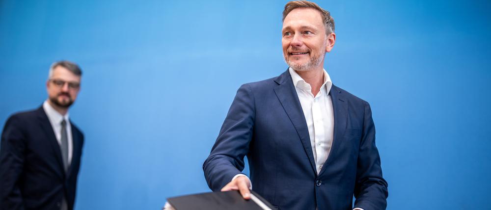 Christian Lindner (FDP, r), Bundesminister der Finanzen, kommt neben Wolf Heinrich Reuter, Staatssekretär im Finanzministerium für den Haushalt, zu der Pressekonferenz zum Entwurf für den Haushalt 2025 und den Nachtragshaushalt 2024.