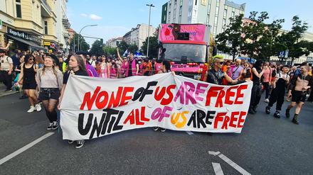Menschen beim Internationalist Queer Pride Berlin Neukölln am 22. Juli 2023. 