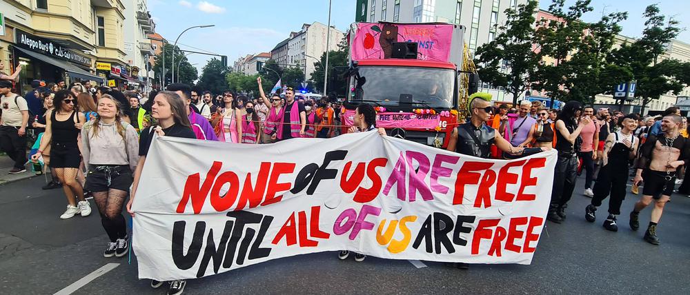 Menschen beim Internationalist Queer Pride Berlin Neukölln am 22. Juli 2023.