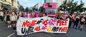 Menschen beim Internationalist Queer Pride Berlin Neukölln am 22. Juli 2023. 