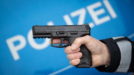 Ein Polizist hält die neue Dienstwaffe der Polizei Niedersachsen in einer gestellten Situation der Hand. Die Waffenkriminalität in Deutschand ist zuletzt gestiegen.