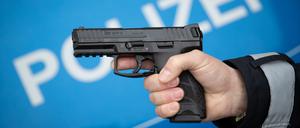 Ein Polizist hält die neue Dienstwaffe der Polizei Niedersachsen in einer gestellten Situation der Hand. Die Waffenkriminalität in Deutschand ist zuletzt gestiegen.