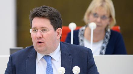 Peter Vida, Fraktionsvorsitzender BVB/Freie Wähler, spricht während der Sitzung des Brandenburger Landtages. Hinter ihm sitzt Ulrike Liedtke, Präsidentin des Landtages.