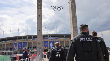 Olympiastadion Berlin, Einsatzkräfte der Polizei sind auf dem Weg zum Stadion.