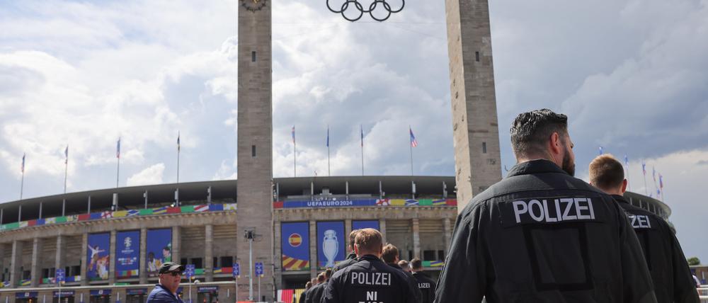 Olympiastadion Berlin, Einsatzkräfte der Polizei sind auf dem Weg zum Stadion.