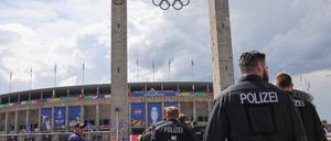 Olympiastadion Berlin, Einsatzkräfte der Polizei sind auf dem Weg zum Stadion.