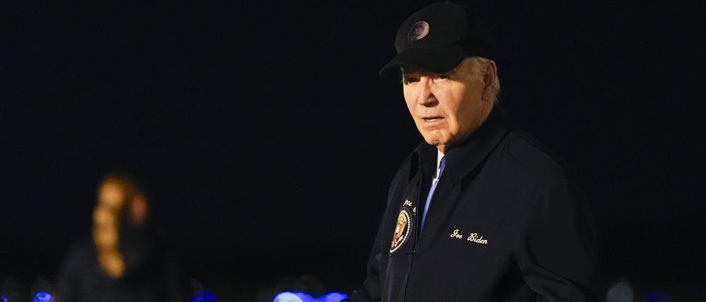 17.07.2024, USA, Dover: US-Präsident Joe Biden geht zu seinem Auto, nachdem er auf der Dover Air Force Base in Delaware aus der Air Force One ausgestiegen ist.