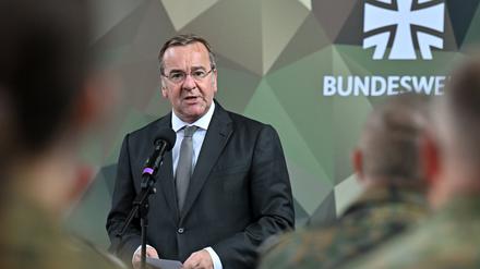 Boris Pistorius (SPD), Bundesverteidigungsminister, besucht das Logistikkommando der Bundeswehr in der Erfurter Löberfeld-Kaserne und spricht zu den Soldaten. 