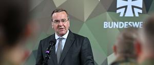 Boris Pistorius (SPD), Bundesverteidigungsminister, besucht das Logistikkommando der Bundeswehr in der Erfurter Löberfeld-Kaserne und spricht zu den Soldaten. 