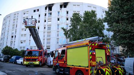 Feuerwehr-Fahrzeuge vor dem betroffenen Gebäude in Nizza..