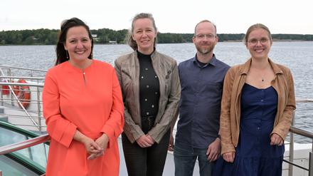 Brandenburgs Wissenschaftsministerin Manja Schüle (SPD), Preisträgerin Ulrike Lucke, Professorin für komplexe multimediale Architektur, und ihr Team, bestehend aus Tobias Moebert und Lilian Hasse (v.l.), stehen auf dem Deck des Ausflugsschiffes MS Sanssouci.