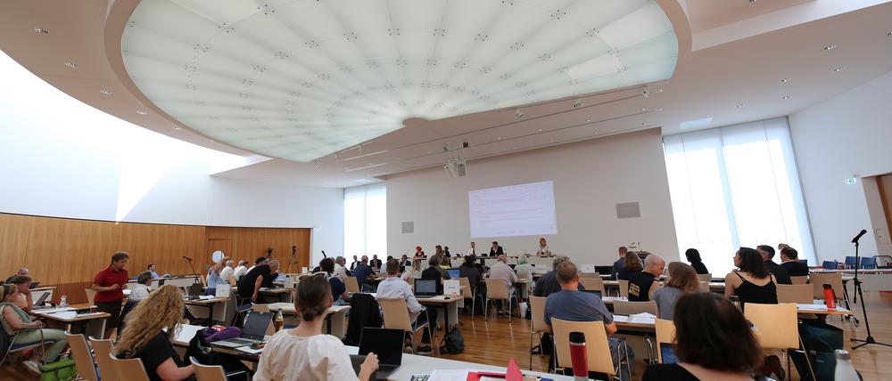 Die Potsdamer Stadtverordneten bei einer Sitzung im Saal der Industrie- und Handelskammer (IHK) an der Breiten Straße.