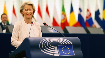 Ursula von der Leyen (CDU), Präsidentin der Europäischen Kommission, steht im Plenarsaal des Europäischen Parlaments. 