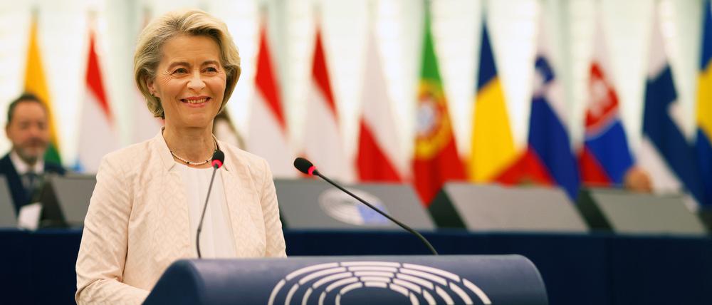 Ursula von der Leyen (CDU), Präsidentin der Europäischen Kommission, steht im Plenarsaal des Europäischen Parlaments. 