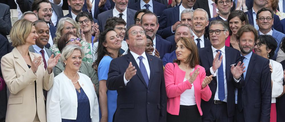 Neu gewählte Abgeordnete der Sozialistischen Partei posieren mit François Hollande (M), ehemaliger Präsident von Frankreich, in der Nationalversammlung in Paris.