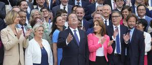 Neu gewählte Abgeordnete der Sozialistischen Partei posieren mit François Hollande (M), ehemaliger Präsident von Frankreich, in der Nationalversammlung in Paris. 