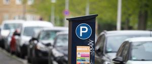 Wird Parken bald teurer? Ein Parkscheinautomat steht am Schillerplatz hinter parkenden Autos. 