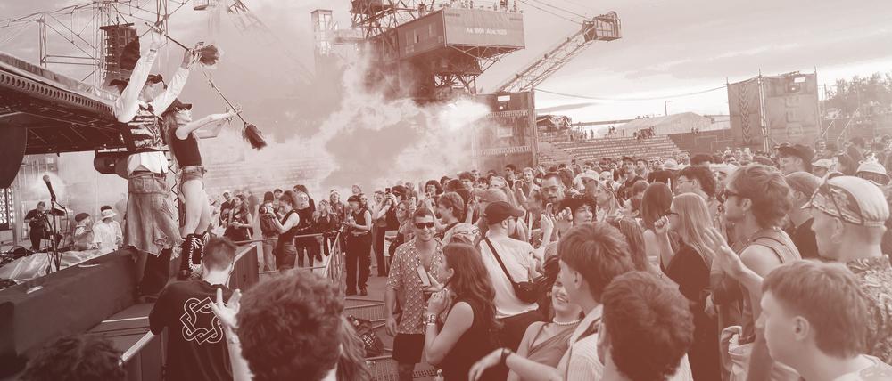 Sachsen-Anhalt, Gräfenhainichen: Besucher des Melt-Festivals feiern auf dem Ferropolis-Gelände. Zum 27. und letzten mal findet das Musikevent vom 13. bis zum 15.06.2024 in dem Bergbau-Technikpark statt.