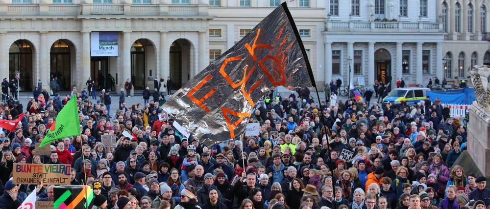 Ende Februar organisierte die Initiative „Zusammen gegen Rechts“ in Potsdam eine Demonstration gegen Rechts. Jetzt haben sich Kulturschaffende gegen den Vorsitz des AfD-Vorsitzes des Kulturausschusses positioniert.