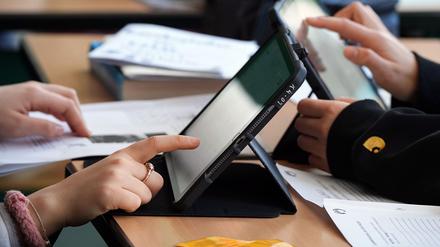 KI im Schulunterricht? Eine digitale Themenplattform soll Lehrkräfte in Brandenburg beim Einsatz von Künstlicher Intelligenz untersützen. (Arhcivbild) 