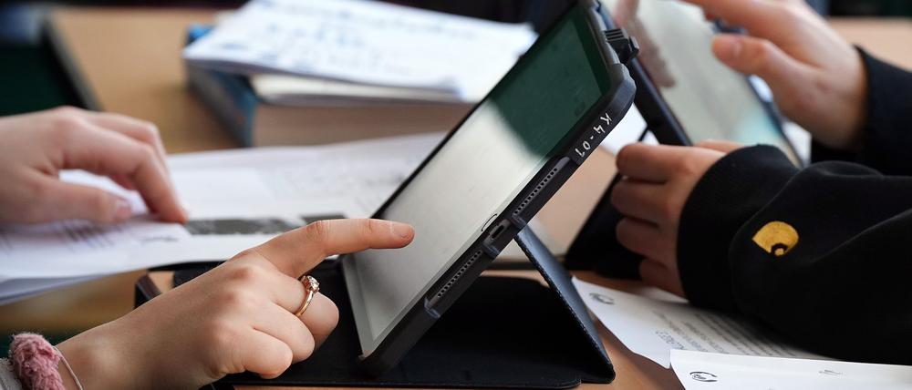 KI im Schulunterricht? Eine digitale Themenplattform soll Lehrkräfte in Brandenburg beim Einsatz von Künstlicher Intelligenz untersützen. (Arhcivbild)
