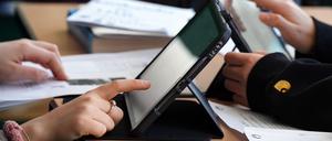KI im Schulunterricht? Eine digitale Themenplattform soll Lehrkräfte in Brandenburg beim Einsatz von Künstlicher Intelligenz untersützen. (Arhcivbild) 