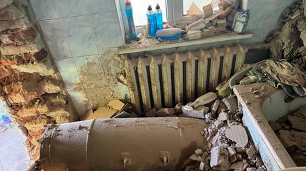 Ein Wohnhaus in Charkiw nach einem russischen Gleitbombenangriff