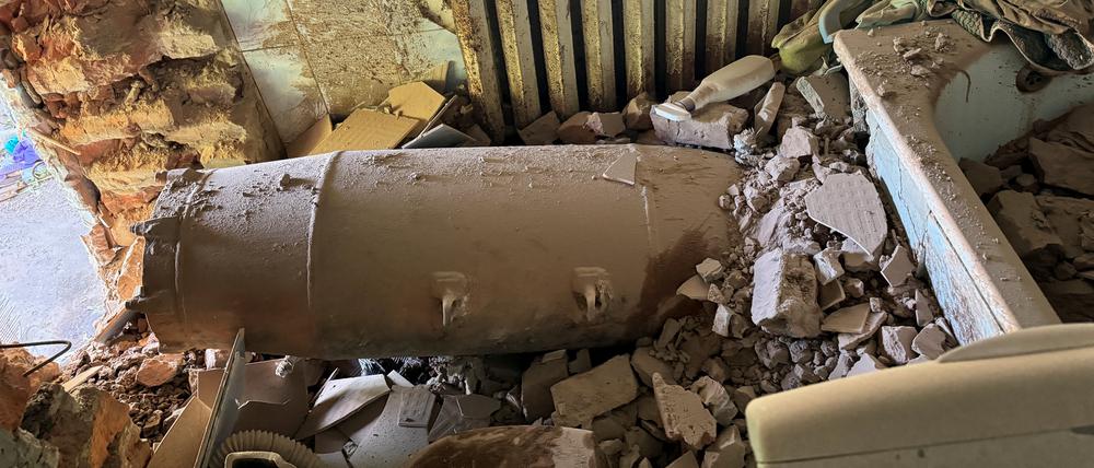 Ein Wohnhaus in Charkiw nach einem russischen Gleitbombenangriff