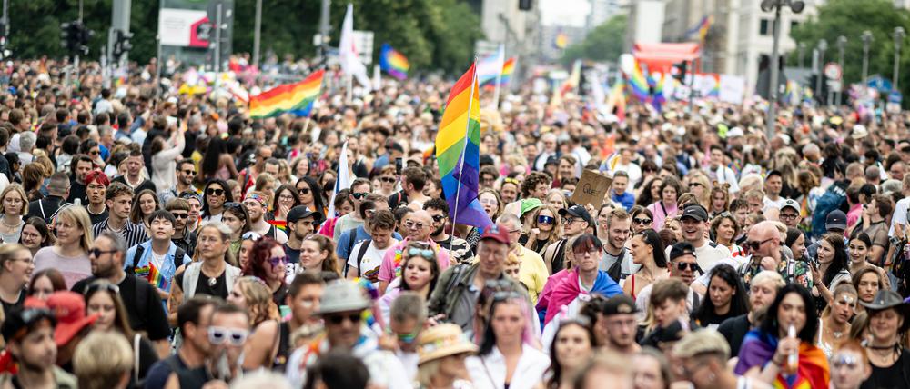 Der Berliner CSD ist eine der größten Veranstaltungen der lesbischen, schwulen, bisexuellen, trans-, intergeschlechtlichen und queeren (LGBTIQ) Community in Europa.