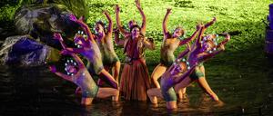 Beim Bregenzer “Freischütz“ tanzen zum berühmten „Jungfernkranz“ Sängerinnen wie Nixen im Wasser.