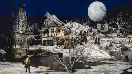 
Ein verfallenes winterliches Dorf bildet die spektakuläre Kulisse zum „Freischütz“ in Bregenz.