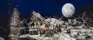
Ein verfallenes winterliches Dorf bildet die spektakuläre Kulisse zum „Freischütz“ in Bregenz.