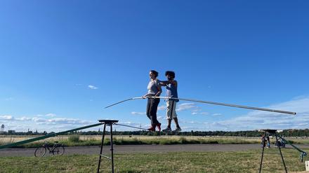 Auf dem Tempelhofer Feld hat eine Hochseil-Arena des Vereins „Corragio“ eröffnet, auf dem man auf sechs Meter Höhe mit Blick aufs Tempelhofer Feld das Balancieren lernen kann.