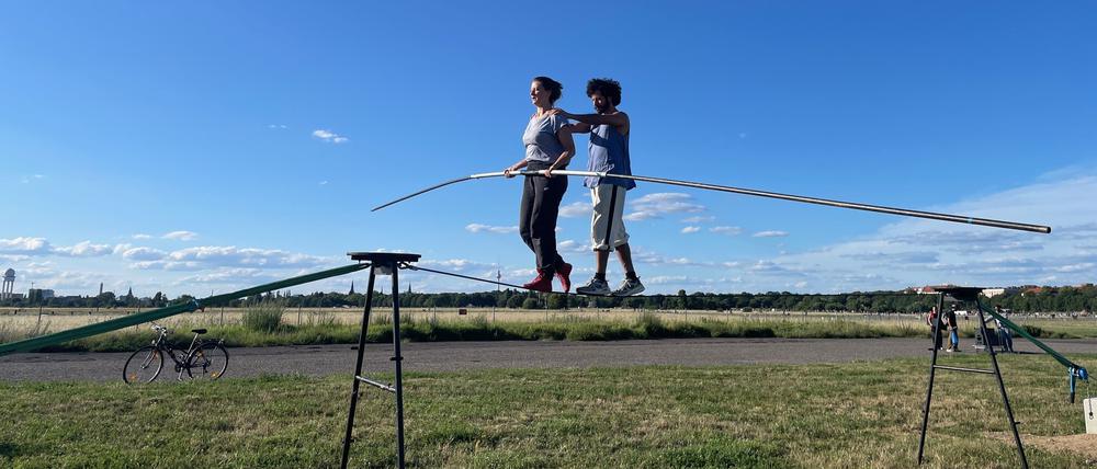 Auf dem Tempelhofer Feld hat eine Hochseil-Arena des Vereins „Corragio“ eröffnet, auf dem man auf sechs Meter Höhe mit Blick aufs Tempelhofer Feld das Balancieren lernen kann.