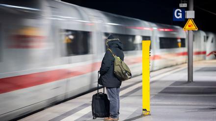 Fahrgäste mussten im ersten Halbjahr besonders lange auf den Zug warten (Archivfoto). 