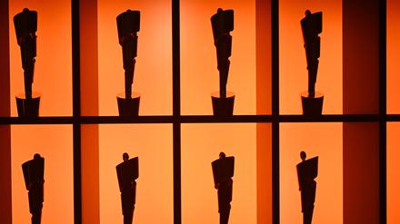  Lola-Trophäen stehen nach der Verleihung des Deutschen Filmpreises auf der Party in einem Regal. Die Lola ist eine der wichtigsten Auszeichnungen der Branche.  