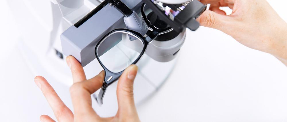 Das Berliner Unternehmen Mister Spex produziert und verkauft Brillen. Aktionäre fordern die Geschäftsführung zu einem Strategiewechsel auf.