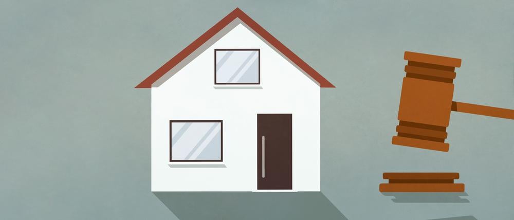 Illustration eines Hauses neben einem Auktionshammer.