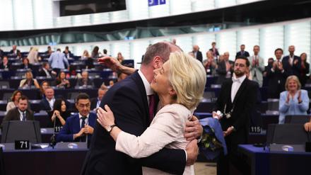 Umarmen mit dem Ex-Konkurrenten: Ursula von der Leyen nach ihrer Wahl mit Manfred Weber, dem Fraktionschef der Europäischen Volkspartei. 