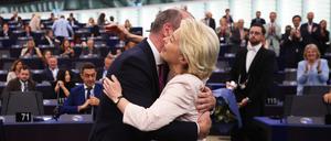 Umarmen mit dem Ex-Konkurrenten: Ursula von der Leyen nach ihrer Wahl mit Manfred Weber, dem Fraktionschef der Europäischen Volkspartei. 