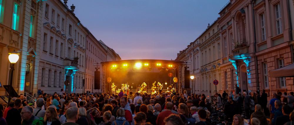 Das Straßenfestauf der Wilhelm-Staab-Straße zur Saisoneröffnung des Nikolaisaals.